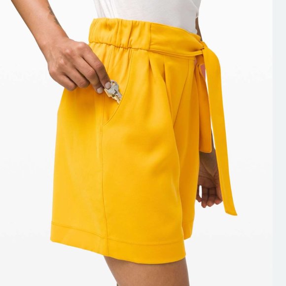 Lululemon Noir Short 5.5" size 6 - Picture 2 of 8